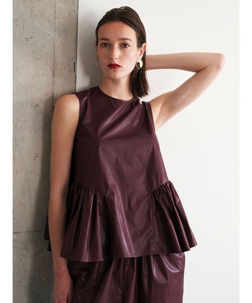 ELENDEEK（エレンディーク）の「カレンダリングペプラムブラウス【セットアップ対応】（シャツ/ブラウス・レディース・ベージュ/ボルドー/ブラック・FREE）」の3枚目の写真