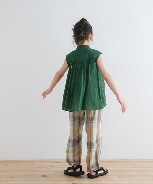 URBAN RESEARCH DOORS（アーバンリサーチドアーズ）の「『親子リンク』コットンボイルV切替ブラウス(KIDS)（シャツ/ブラウス・キッズ・グリーン/ブラック・105/120/135）」の22枚目の写真
