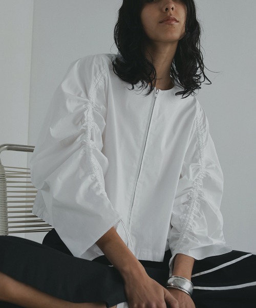 MANOF(マノフ)の「DRAWSTRING SLEEVE SHORT BLOUSE(シャツ/ブラウス・レディース・ホワイト/ブルー/ブラック・M/S)」の5枚目の写真