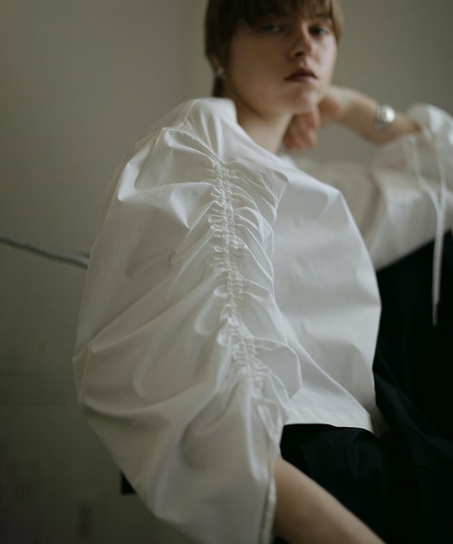 MANOF(マノフ)の「DRAWSTRING SLEEVE SHORT BLOUSE(シャツ/ブラウス・レディース・ホワイト/ブルー/ブラック・M/S)」の4枚目の写真