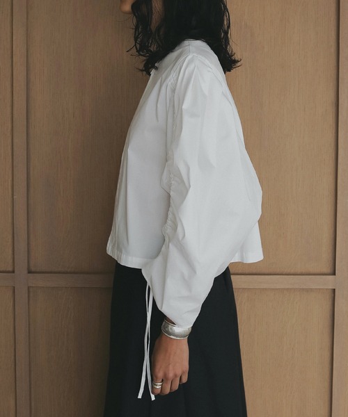 MANOF(マノフ)の「DRAWSTRING SLEEVE SHORT BLOUSE(シャツ/ブラウス・レディース・ホワイト/ブルー/ブラック・M/S)」の11枚目の写真