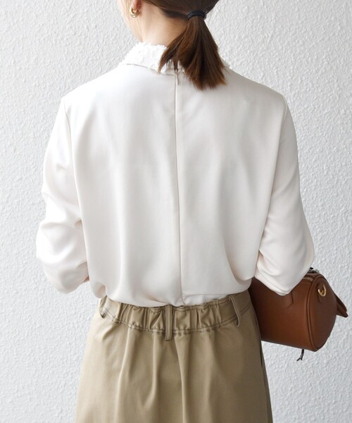 SHIPS any（シップス エニィ）の「SHIPS any:〈洗濯機可能〉サテン レースカラー ブラウス（シャツ/ブラウス・レディース・ライトグレー/クリーム/ネイビー・ONE SIZE）」の10枚目の写真