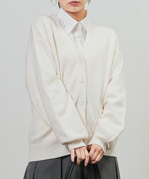 Honeys(ハニーズ)の「スクールVカーディガン(カーディガン/ボレロ・レディース・ネイビー/ベージュ/アイボリー/ブラック/杢グレー・L/M/LL/S)」の2枚目の写真