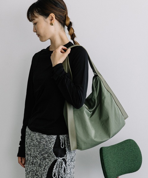 Beau're(ヴュレ)の「BEAURE レザー コンビ ナイロン ショルダー(ショルダーバッグ・レディース・ブラック/グレイッシュベージュ/カーキ/ブラウン・FREE)」の20枚目の写真