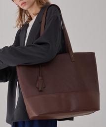 EMMA CLOTHES（エマクローズ）の「スクエアパネルトートバック/クロシェットキーチャーム付き（トートバッグ）」