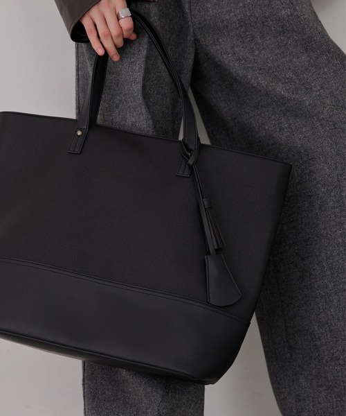 EMMA CLOTHES（エマクローズ）の「スクエアパネルトートバック/クロシェットキーチャーム付き（トートバッグ・メンズ・ブラウン/ブラック・FREE）」の9枚目の写真