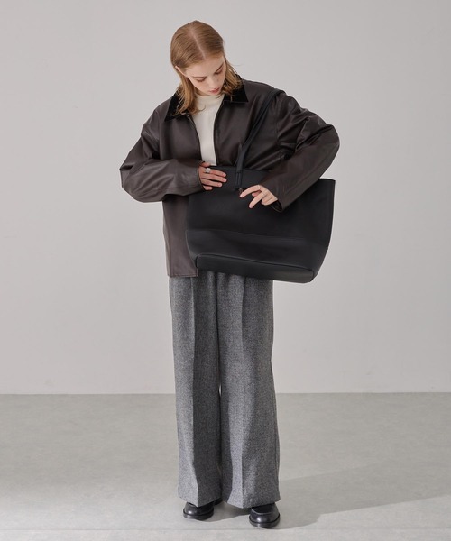 EMMA CLOTHES（エマクローズ）の「スクエアパネルトートバック/クロシェットキーチャーム付き（トートバッグ・メンズ・ブラウン/ブラック・FREE）」の13枚目の写真