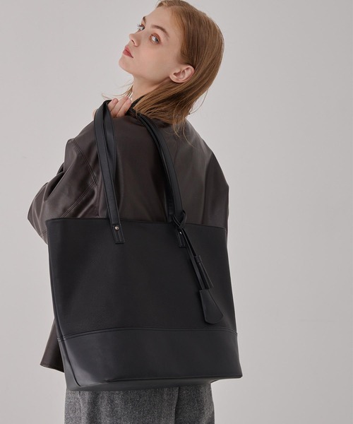 EMMA CLOTHES（エマクローズ）の「スクエアパネルトートバック/クロシェットキーチャーム付き（トートバッグ・メンズ・ブラウン/ブラック・FREE）」の14枚目の写真