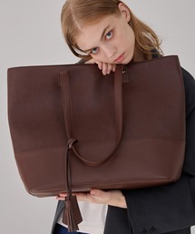 EMMA CLOTHES（エマクローズ）の「スクエアパネルトートバック/クロシェットキーチャーム付き（トートバッグ）」