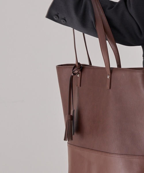 EMMA CLOTHES（エマクローズ）の「スクエアパネルトートバック/クロシェットキーチャーム付き（トートバッグ・メンズ・ブラウン/ブラック・FREE）」の22枚目の写真