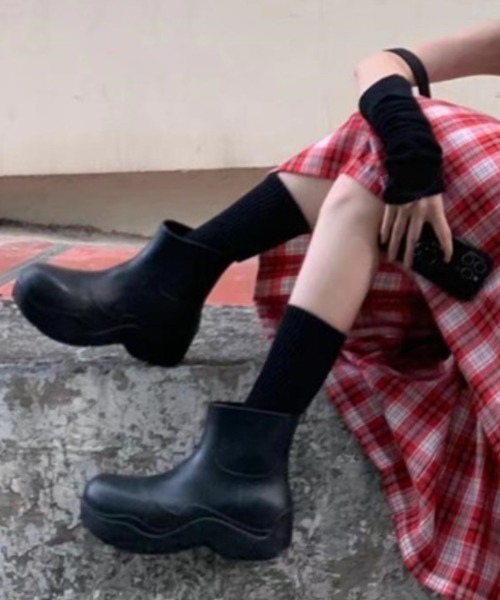Vipoa(ヴィポア)の「VOLUME SHORT RAIN BOOTS(レインシューズ・レディース・ブラック/ライトピンク/ベージュ/グリーン/ピンク・SMALL/MEDIUM/LARGE)」の2枚目の写真