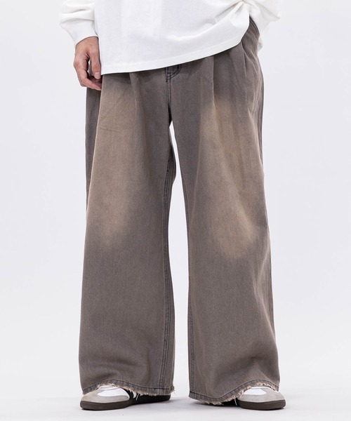 JOHN'S CLOSET(ジョンズクローゼット)の「【3】ブラスト加工 ダメージデニム 2タックスラックス(デニムパンツ・メンズ・スミクロ/ブルー/ブラウン・LARGE/MEDIUM/X-LARGE)」の1枚目の写真