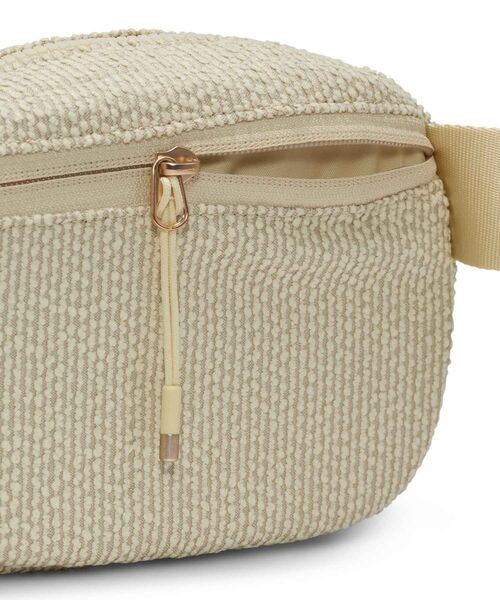 NIKE（ナイキ）の「ナイキ オーラ クロスボディバッグ (2L) / Nike Aura Crossbody Bag (2L) HV6626-229 Light Khaki（ボディバッグ/ウエストポーチ・メンズ・ブラウン系その他2・ONE SIZE）」の5枚目の写真