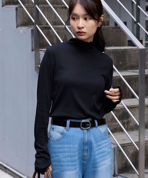 MONO-MART（モノマート）の「＜吸湿発熱＞メローリブ サムホール ハイネック カットソー（Tシャツ/カットソー・レディース・ブラック/グレイッシュベージュ/オリーブ/オフホワイト/ブラウン/レッド/チャコール/ネイビー・FREE）」の12枚目の写真