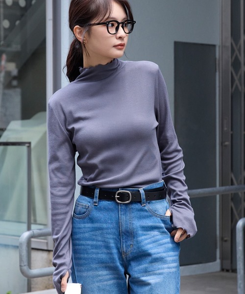 MONO-MART（モノマート）の「＜吸湿発熱＞メローリブ サムホール ハイネック カットソー（Tシャツ/カットソー・レディース・ブラック/グレイッシュベージュ/オリーブ/オフホワイト/ブラウン/レッド/チャコール/ネイビー・FREE）」の16枚目の写真