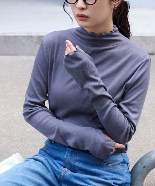 MONO-MART（モノマート）の「＜吸湿発熱＞メローリブ サムホール ハイネック カットソー（Tシャツ/カットソー・レディース・ブラック/グレイッシュベージュ/オリーブ/オフホワイト/ブラウン/レッド/チャコール/ネイビー・FREE）」の15枚目の写真
