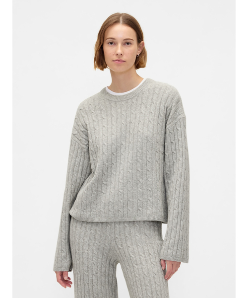 GAP(ギャップ)の「CashSoft カシミヤタッチ ケーブルニット クルーネックセーター(ニット/セーター・レディース・レッド/アイボリー/グレー/ブルー・XS/S/M/L/XL/XXS)」の3枚目の写真