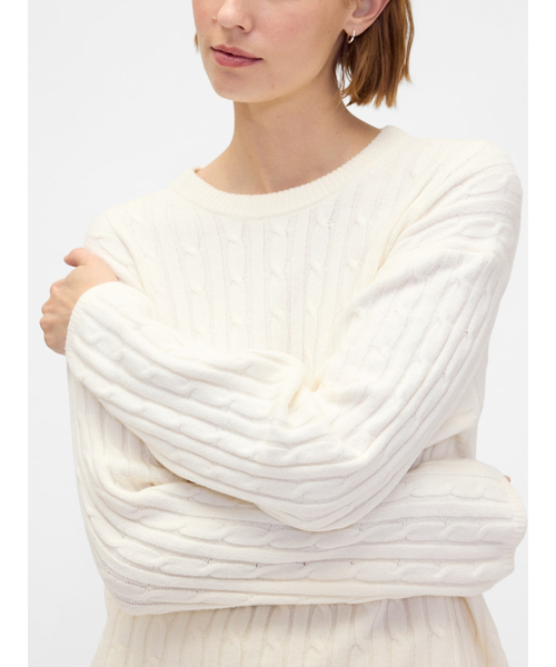 GAP(ギャップ)の「CashSoft カシミヤタッチ ケーブルニット クルーネックセーター(ニット/セーター・レディース・レッド/アイボリー/グレー/ブルー・XS/S/M/L/XL/XXS)」の2枚目の写真