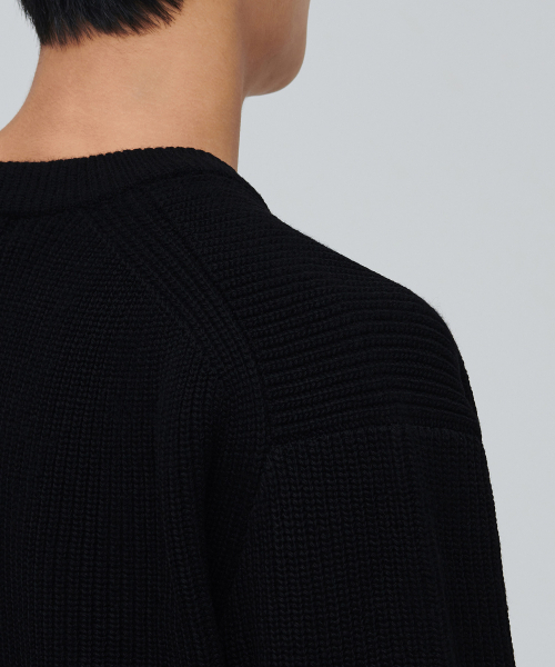MUSINSA STANDARD（ムシンサスタンダード）の「ラムウールリブVネックニット[ブラック]（ニット/セーター・メンズ・その他・SMALL/MEDIUM/LARGE/X-LARGE/XX-LARGE）」の4枚目の写真