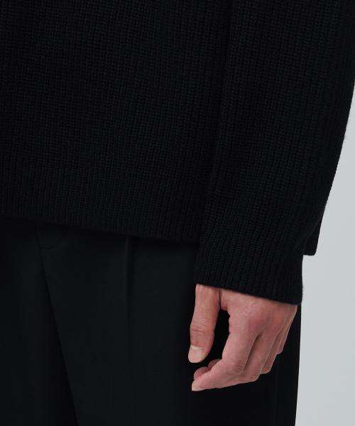 MUSINSA STANDARD（ムシンサスタンダード）の「ラムウールリブVネックニット[ブラック]（ニット/セーター・メンズ・その他・SMALL/MEDIUM/LARGE/X-LARGE/XX-LARGE）」の5枚目の写真