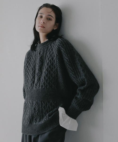MANOF(マノフ)の「WAIST RIB CABLE KNIT(ニット/セーター・レディース・アイボリー/ブルー/チャコールグレー・F)」の1枚目の写真