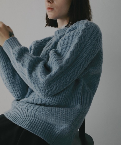 MANOF(マノフ)の「WAIST RIB CABLE KNIT(ニット/セーター・レディース・アイボリー/ブルー/チャコールグレー・F)」の3枚目の写真