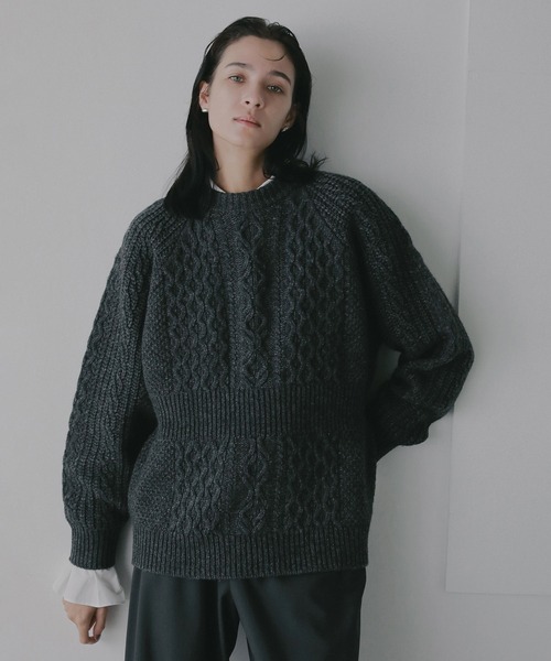 MANOF(マノフ)の「WAIST RIB CABLE KNIT(ニット/セーター・レディース・アイボリー/ブルー/チャコールグレー・F)」の14枚目の写真
