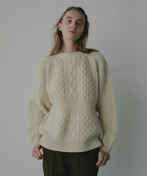 MANOF(マノフ)の「WAIST RIB CABLE KNIT(ニット/セーター・レディース・アイボリー/ブルー/チャコールグレー・F)」の7枚目の写真