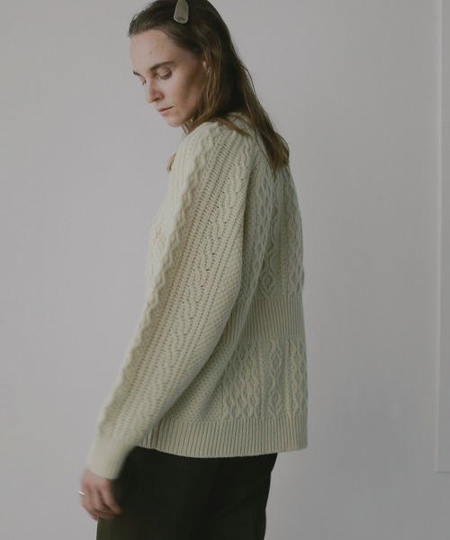 MANOF(マノフ)の「WAIST RIB CABLE KNIT(ニット/セーター・レディース・アイボリー/ブルー/チャコールグレー・F)」の9枚目の写真