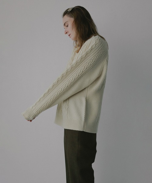 MANOF(マノフ)の「WAIST RIB CABLE KNIT(ニット/セーター・レディース・アイボリー/ブルー/チャコールグレー・F)」の10枚目の写真