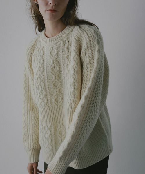 MANOF(マノフ)の「WAIST RIB CABLE KNIT(ニット/セーター・レディース・アイボリー/ブルー/チャコールグレー・F)」の4枚目の写真