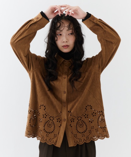 NUJOH(ヌゾ)の「Suede Lace Shirt Blouse / スエードレースシャツブラウス(シャツ/ブラウス・レディース・ダークブラウン/ダークベージュ・FREE)」の2枚目の写真