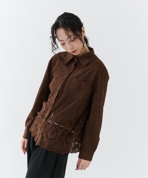 NUJOH(ヌゾ)の「Suede Lace Shirt Blouse / スエードレースシャツブラウス(シャツ/ブラウス・レディース・ダークブラウン/ダークベージュ・FREE)」の4枚目の写真