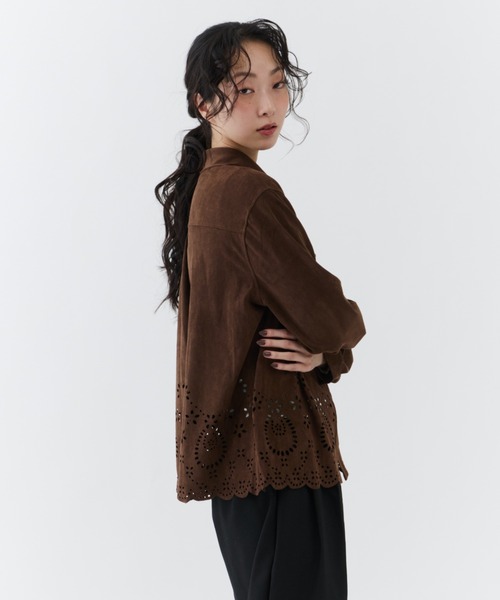 NUJOH(ヌゾ)の「Suede Lace Shirt Blouse / スエードレースシャツブラウス(シャツ/ブラウス・レディース・ダークブラウン/ダークベージュ・FREE)」の13枚目の写真