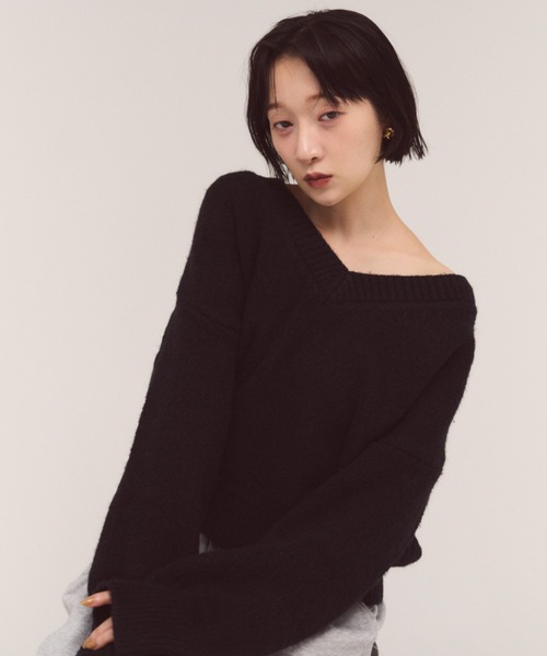 FMiBL（ファミル）の「コージーVネックニット（ニット/セーター・レディース・ブラック/オフホワイト/グレー・FREE）」の2枚目の写真