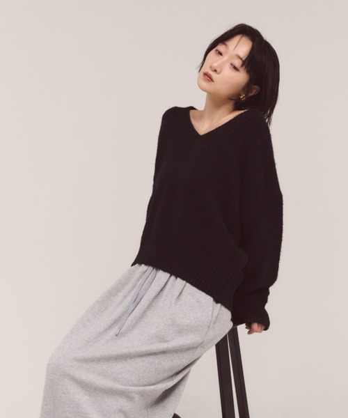 FMiBL（ファミル）の「コージーVネックニット（ニット/セーター・レディース・ブラック/オフホワイト/グレー・FREE）」の4枚目の写真