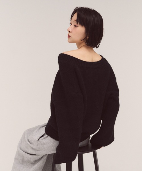 FMiBL（ファミル）の「コージーVネックニット（ニット/セーター・レディース・ブラック/オフホワイト/グレー・FREE）」の7枚目の写真