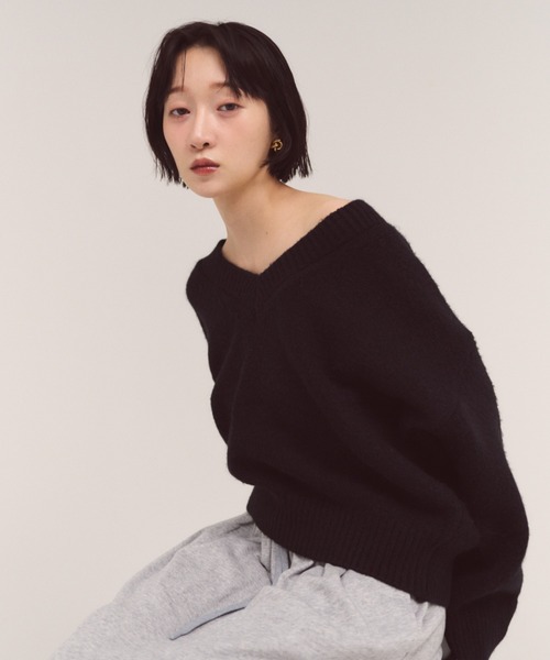 FMiBL（ファミル）の「コージーVネックニット（ニット/セーター・レディース・ブラック/オフホワイト/グレー・FREE）」の14枚目の写真