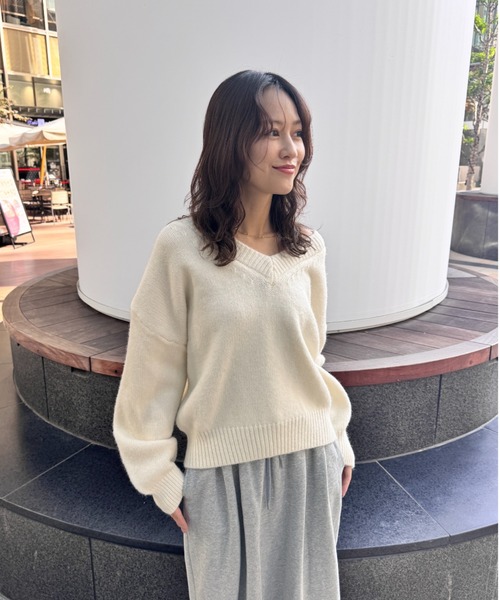 FMiBL（ファミル）の「コージーVネックニット（ニット/セーター・レディース・ブラック/オフホワイト/グレー・FREE）」の17枚目の写真