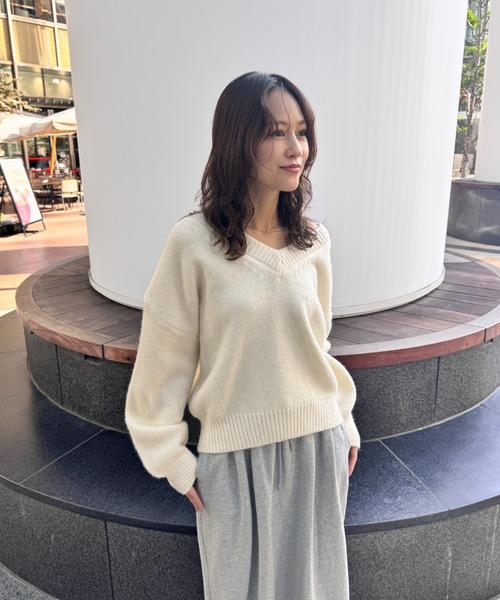 FMiBL（ファミル）の「コージーVネックニット（ニット/セーター・レディース・ブラック/オフホワイト/グレー・FREE）」の16枚目の写真