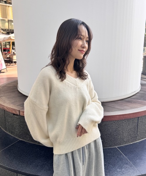 FMiBL（ファミル）の「コージーVネックニット（ニット/セーター・レディース・ブラック/オフホワイト/グレー・FREE）」の21枚目の写真