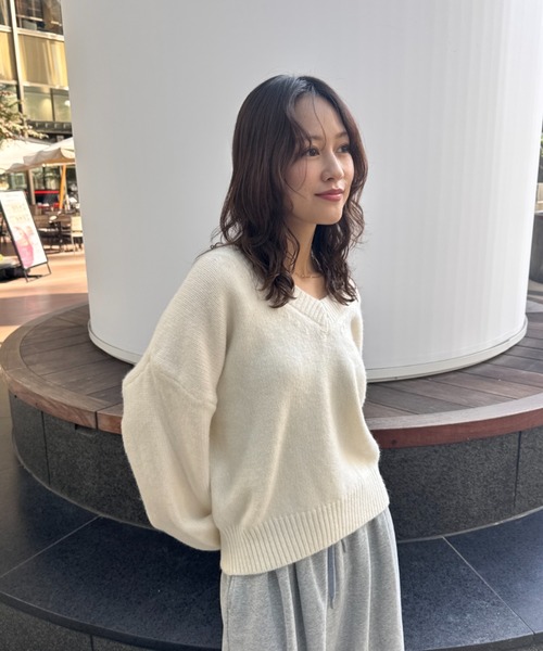 FMiBL（ファミル）の「コージーVネックニット（ニット/セーター・レディース・ブラック/オフホワイト/グレー・FREE）」の19枚目の写真