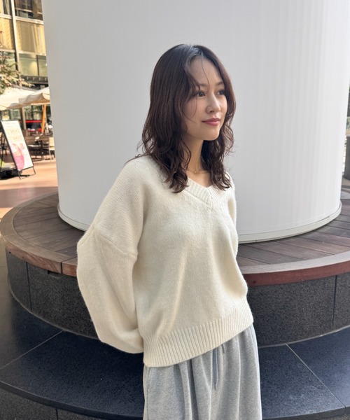 FMiBL（ファミル）の「コージーVネックニット（ニット/セーター・レディース・ブラック/オフホワイト/グレー・FREE）」の20枚目の写真