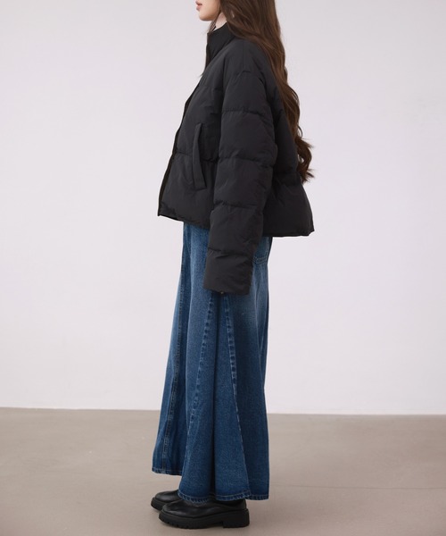 DAY CLOSET（デイ クローゼット）の「【ドロスト調節可/2WAY/ハイネックで首まであったか】旬のバイカラー配色。長袖ボリュームダウンジャケット レディース（ダウンジャケット/コート・レディース・アイボリー/ブラック・S/M）」の14枚目の写真