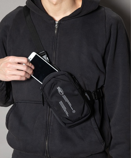 MAKAVELIC(マキャベリック)の「【62】【it】【MAKAVELIC】ACTIVE MINI SLING BAG(ショルダーバッグ・メンズ・ブラック・FREE)」の3枚目の写真