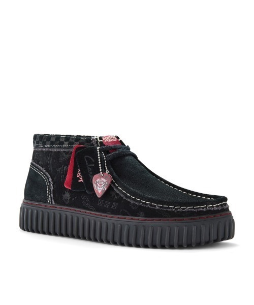 Clarks(クラークス)の「Clarks Torhill Hi x StrangerThings(クラークス トーヒルハイ x ストレンジャーシングス)(スニーカー・メンズ・ブラック・21cm/21.5cm/22cm/22.5cm/23cm/23.5cm/25cm/25.5cm/27.5cm/28.5cm/28cm/24cm/26.5cm/24.5cm)」の1枚目の写真