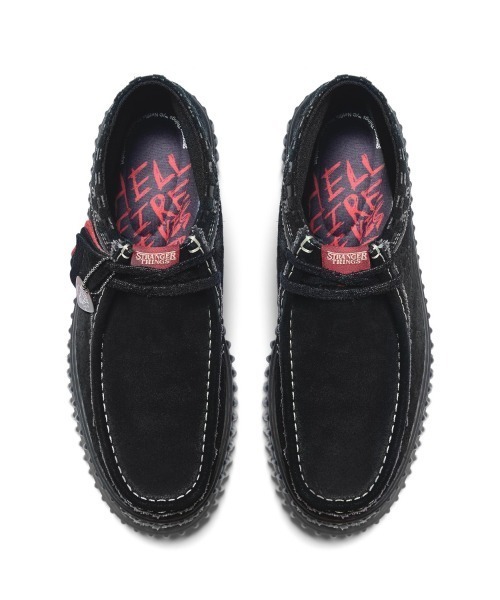 Clarks(クラークス)の「Clarks Torhill Hi x StrangerThings(クラークス トーヒルハイ x ストレンジャーシングス)(スニーカー・メンズ・ブラック・21cm/21.5cm/22cm/22.5cm/23cm/23.5cm/25cm/25.5cm/27.5cm/28.5cm/28cm/24cm/26.5cm/24.5cm)」の2枚目の写真