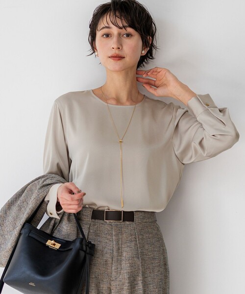 23区 L(ニジュウサンクオオキイサイズ)の「カフスボタン サテンTEEブラウス(シャツ/ブラウス・レディース・ベージュ系/アイボリー系・44/46/48)」の1枚目の写真
