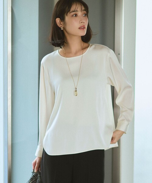 23区 L(ニジュウサンクオオキイサイズ)の「カフスボタン サテンTEEブラウス(シャツ/ブラウス・レディース・ベージュ系/アイボリー系・44/46/48)」の2枚目の写真