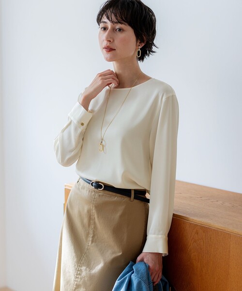 23区 L(ニジュウサンクオオキイサイズ)の「カフスボタン サテンTEEブラウス(シャツ/ブラウス・レディース・ベージュ系/アイボリー系・44/46/48)」の18枚目の写真